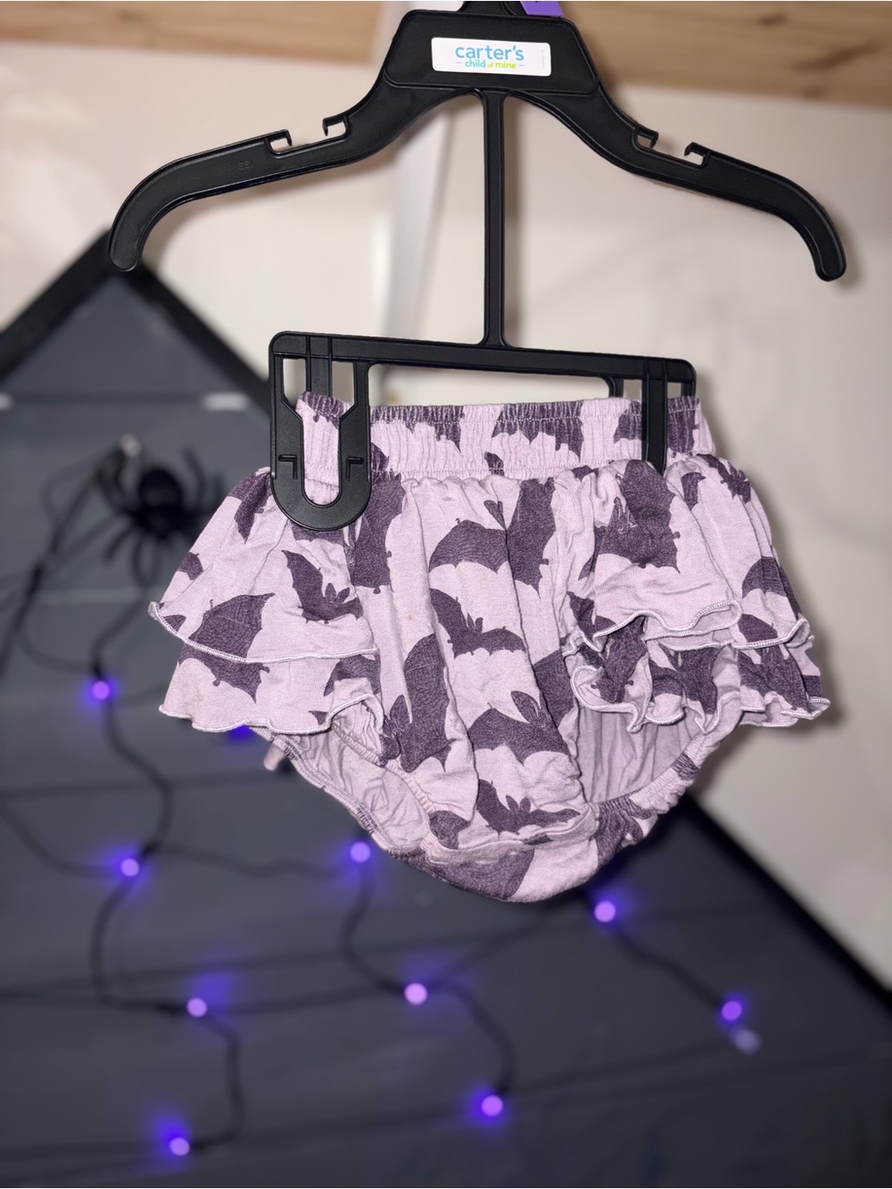 Kate Quinn bats bamboo ruffle shorts